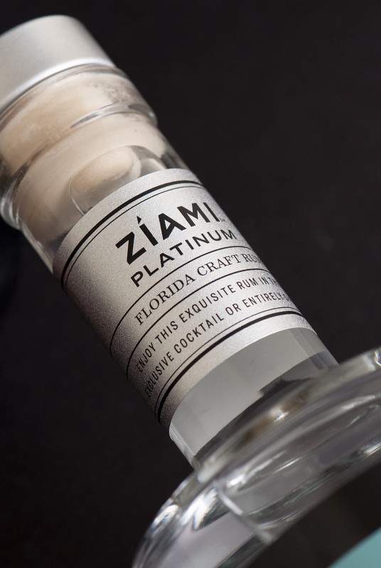Zíami Neck Label Design Detail